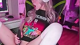 Gamer girl forgets to turn off Stream and squirt everywhere live