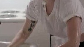 Son Gaga flaunts her curves in outdoor photoshoot