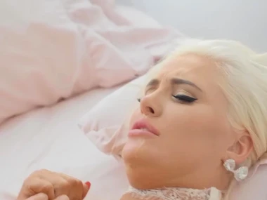 Blonde bombshells Seth Gamble and Karissa Shannon in hardcore action