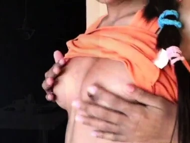 Carina 18's intimate solo session with finger play