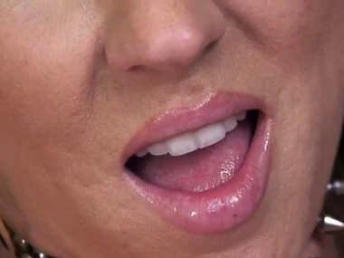 Blonde detonate Carolyn Reese's zooid solo play in HD