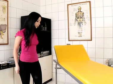 Gloominess beauty Isabella Clark anent a solo softcore performance