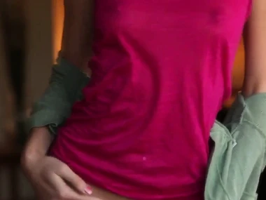 Tiffany Thompson flaunts her bare vagina in solo video