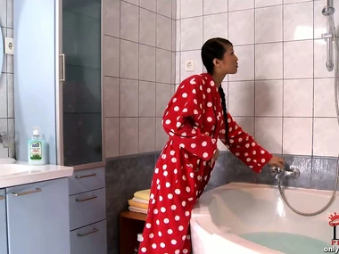 Brunette beauty Sharon Lee's steamy solo shower scene