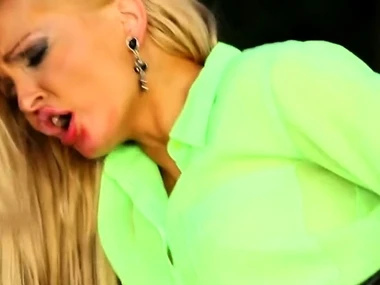 Jenna Spectacular together with Rachel Evans in a steamy pissing encounter