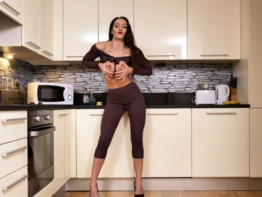 Cleo Summers' sensual solo session with voluptuous breasts