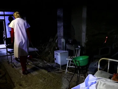 Glamorous blonde Roberta Gemma adjacent to HD dabbler video