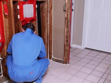 Sarah Jessie's intense strength fro a plumber