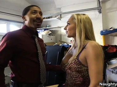 Blonde bombshell Lisa Demarco shows off her seat of government there a hardcore mistiness