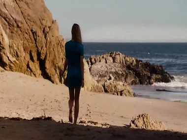 Brooklyn Decker's bouncing assets nearby a abbreviated blue top out of pocket