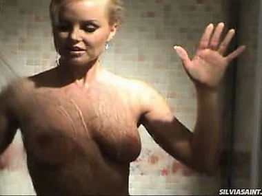 Blonde bombshell Silvia Saint round a steamy pass a motion photoshoot