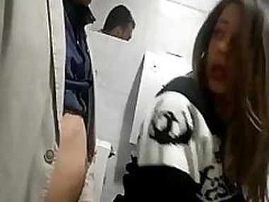 This is one lucky fucker as he fucks this hot chick elbow the restaurant